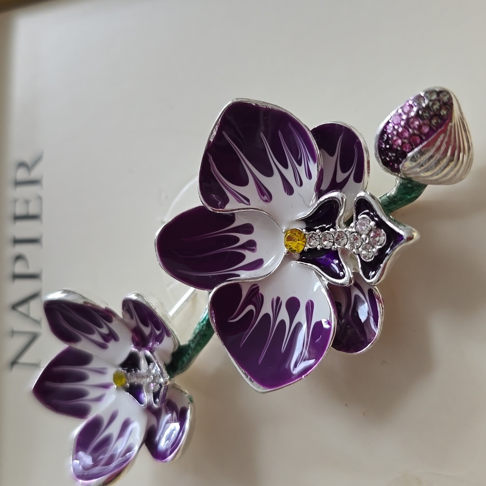 NAPIER BRAND BEAUTIFUL PURPLE AND SILVERTONE FLORAL FASHION JEWELRY PIN/BROOCH